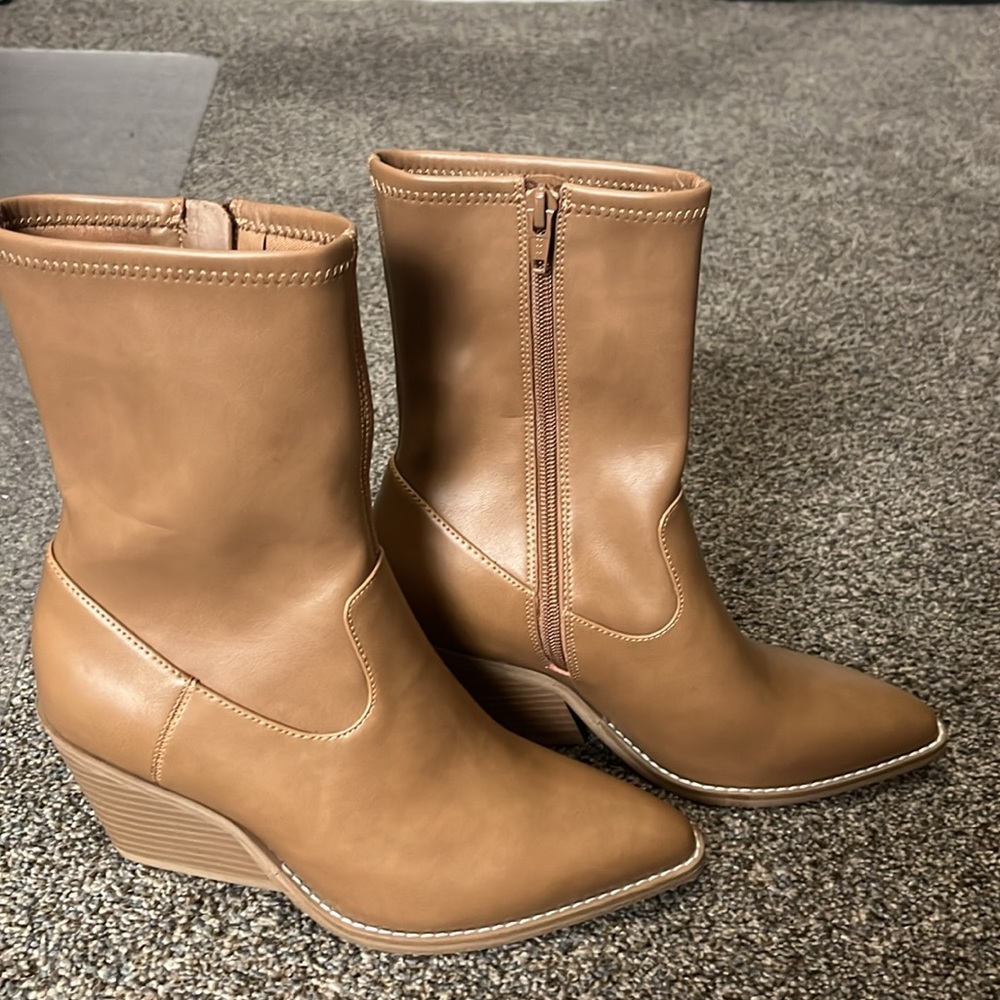 Brand New women boots size 6